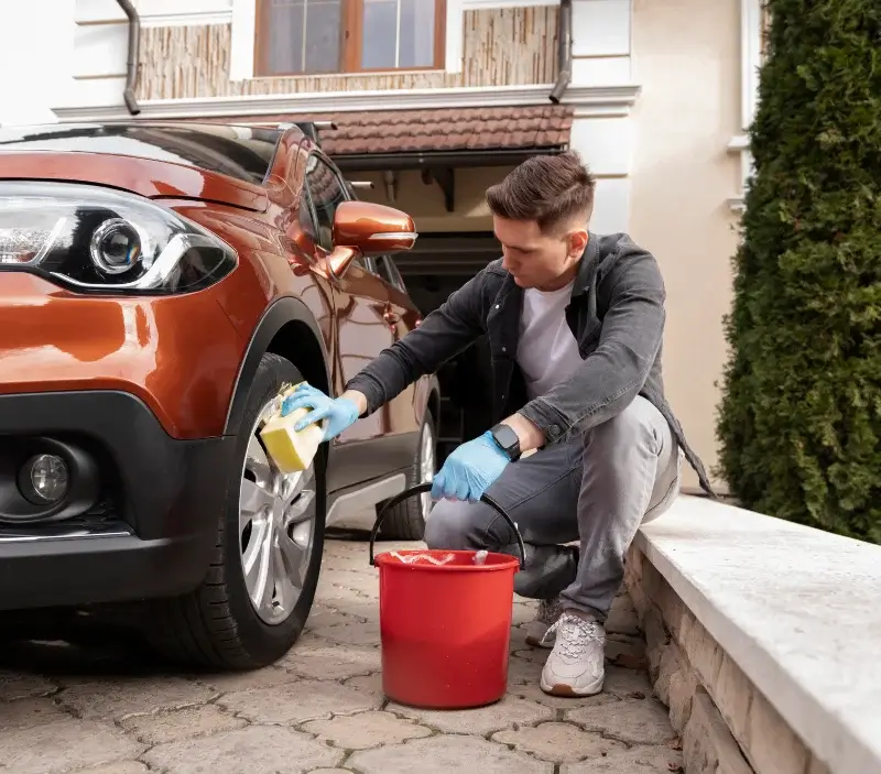Lavage auto à domicile Gasville-Oisème : professionnel intervenant sur un véhicule